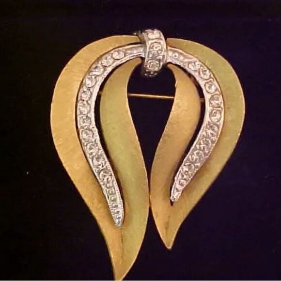 Vintage J.J Jonette Gold tone Matte Brooch/ In Rhinestones - Picture 1 of 6